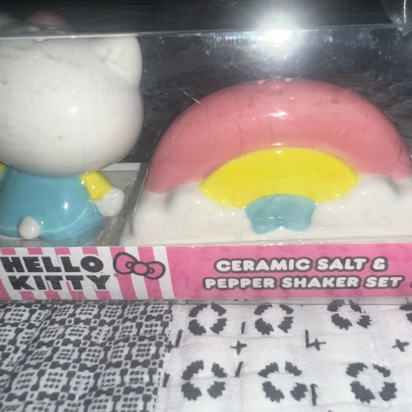 🎀Hello Kitty Salt and Pepper Shaker🎀 - Picture 2 of 2
